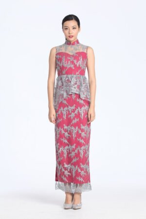 網眼銀繡紅色襯裡荷葉邊全長旗袍搭配珍珠裝飾