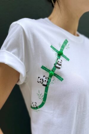 Yi-ming PETRA 熊貓竹葉中式花鈕印花白T恤(綠色)
