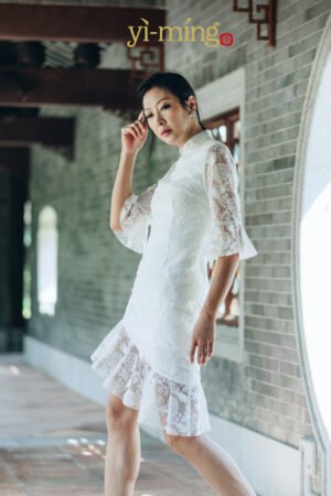 不對稱美人魚下擺網布四分一袖白色刺繡旗袍